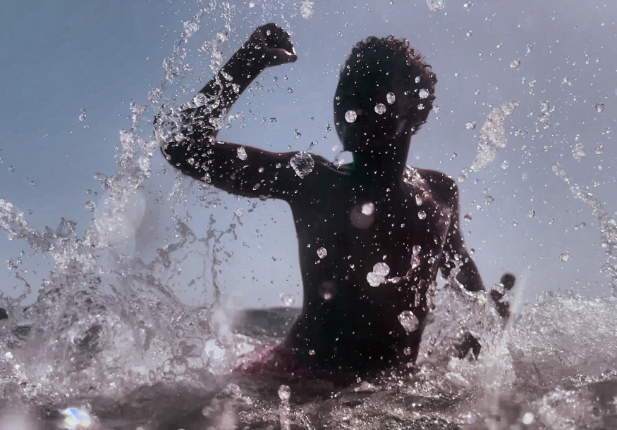 Il Mare In Mezzo (The Sea in Between)